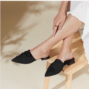 Vivaia The Yaffa Pointed-Toe Knot Sandals size 40 (9)